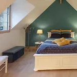 2 Bedroom Beach Front Home In Vattetot Sur Mer 度假居